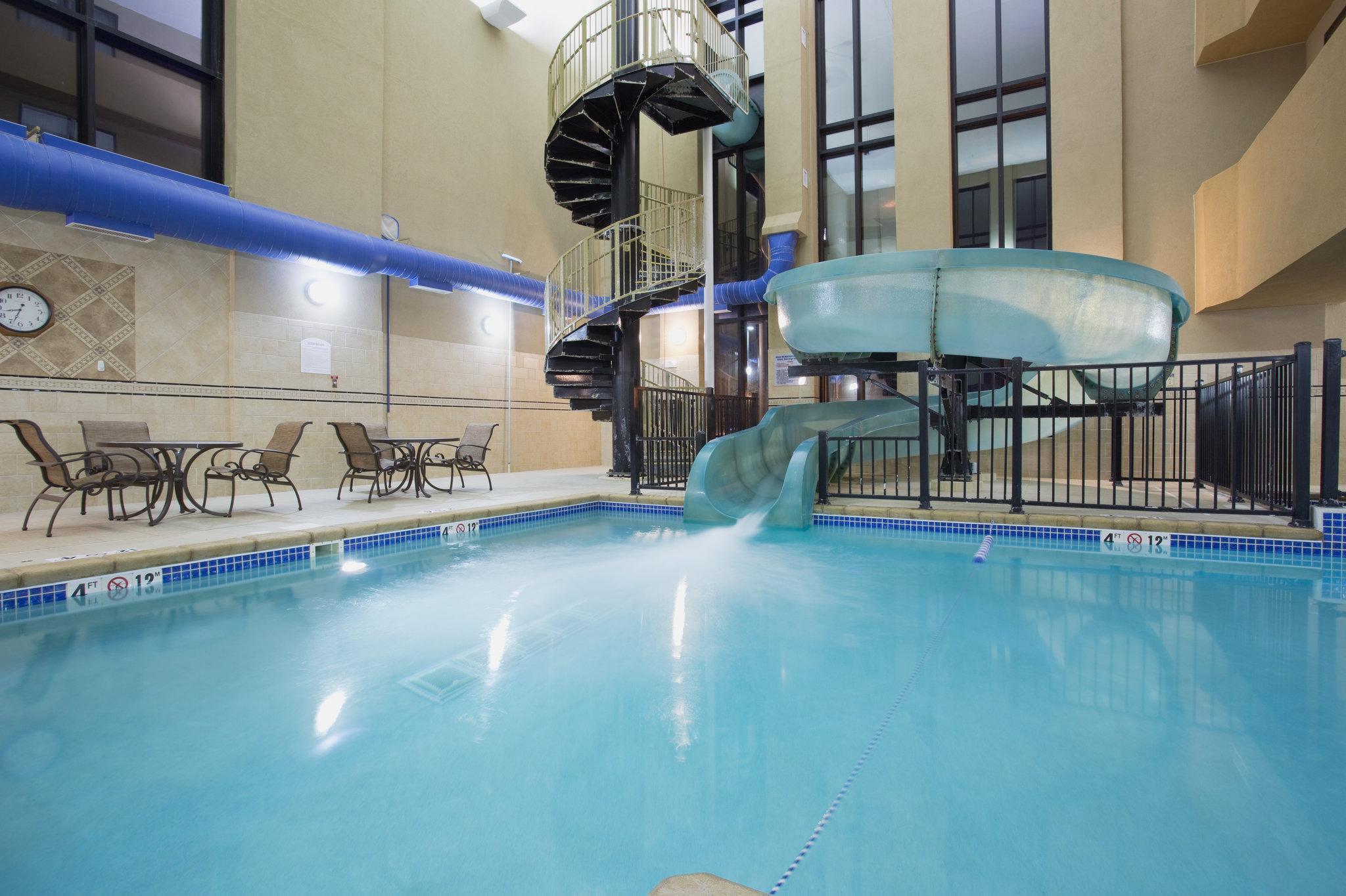 Holiday Inn Express & Suites Mitchell By Ihg Exterior photo