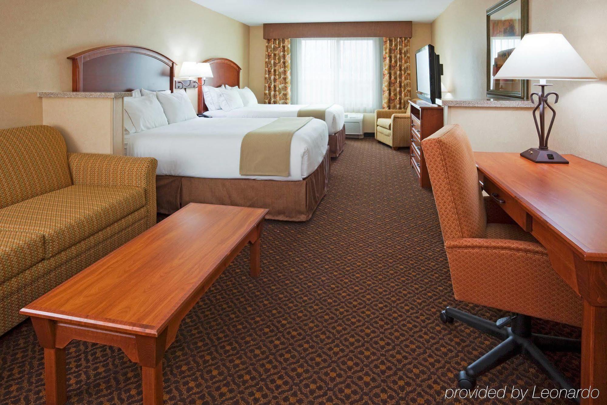 Holiday Inn Express & Suites Mitchell By Ihg Room photo