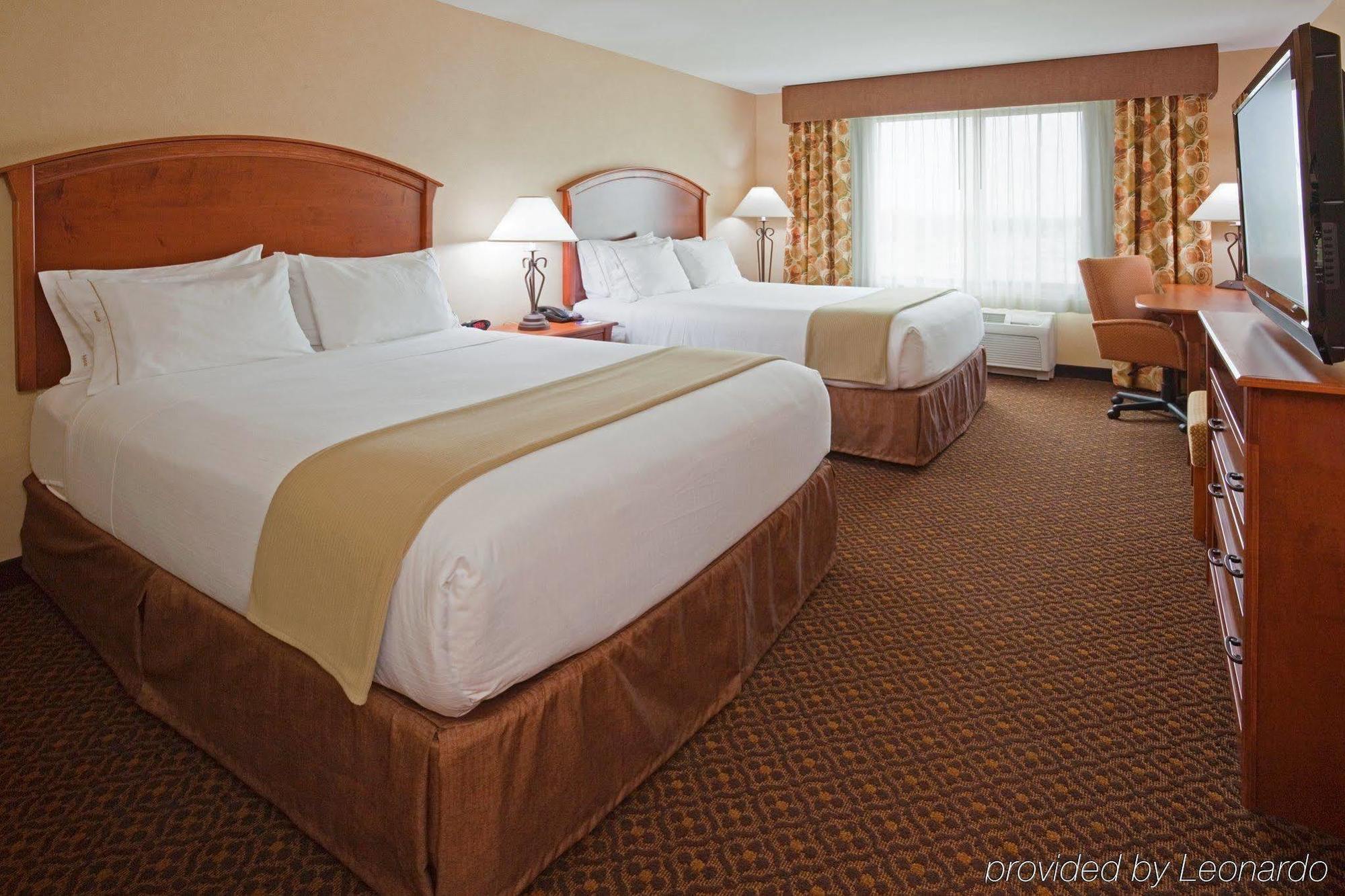 Holiday Inn Express & Suites Mitchell By Ihg Room photo